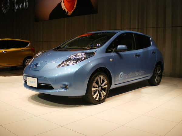 1024px-NISSAN_LEAF_ZE0_2013_01