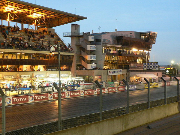 1024px-LeMans_PitStop22