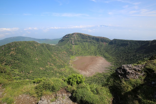 初夏の韓国岳から見た霧島の山、F10号、佐原聖春 初夏の韓国岳から見た霧島の山、F10号、佐原聖春