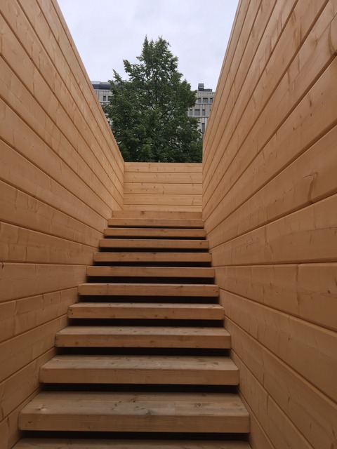 木製建築物 2階へ