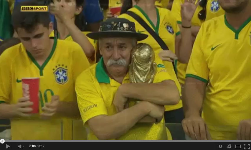 外国人 W杯で誰よりも悲しそうな顔をしてるブラジル人のおじいちゃん W 海外の反応 そと速