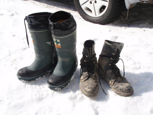 安全靴とヘルメット 水谷内建設工業の現場日記