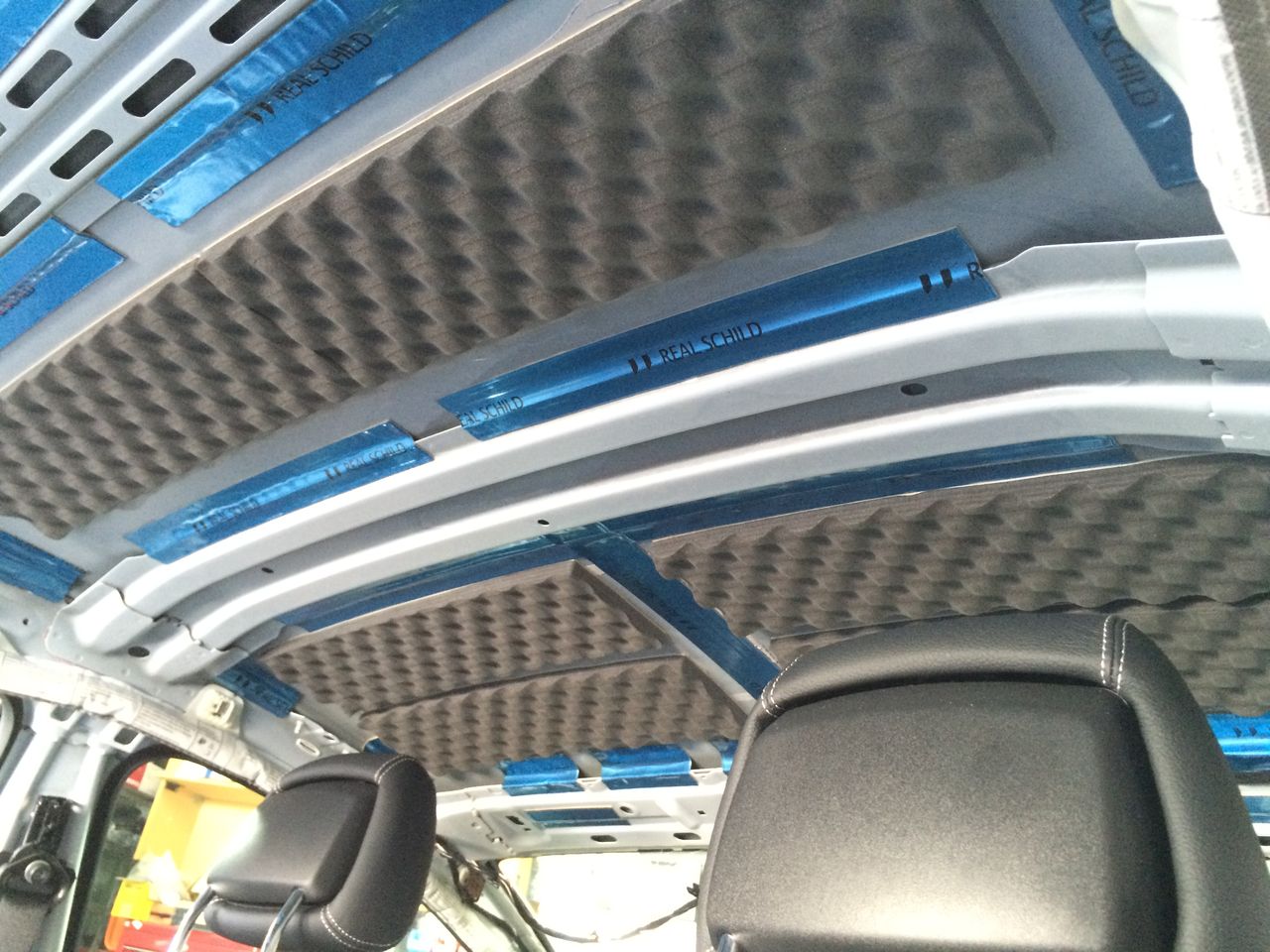 メルセデスベンツclsシューティングブレイクの天井デッドニングのご紹介です 大阪府東大阪市の サウンド２１ ブログ メルセデスベンツ ｂｍｗ