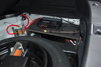 W204 トランク アンプ、プロセッサー