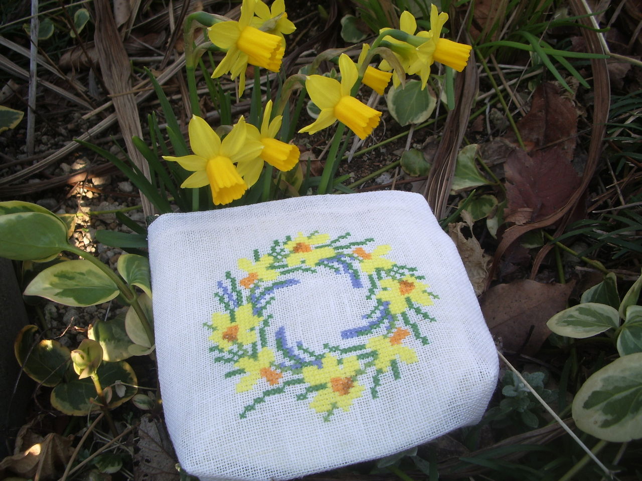 くらしを楽しむアイテム クッション ハンドメイド 水仙 刺繍 クッションカバー Stfparishschool Org