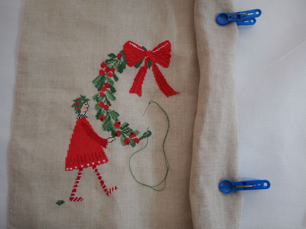 手刺繍入り　リネンクロス/リネンハンカチ【赤い実のリース】 クリスマスの刺繍（3）リースを持った二人の娘 : サウンド オブ クロス