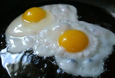 fried-eggs-749393_1920-400x270-MM-100