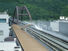 しぶきを上げるリニア