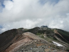 登ってきた道を振り返る