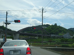 田舎道の先に。