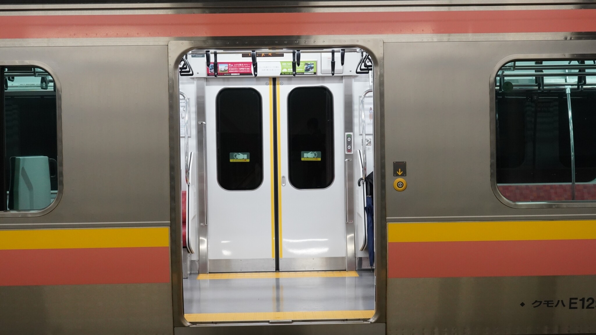 なぜ電車のドアはギリギリ２人並んで通れないのか Ksm