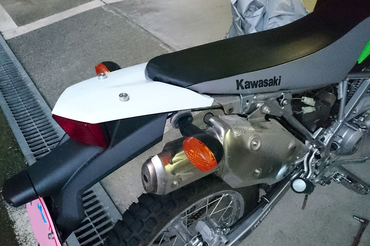Klx125フェンダーレス化 泥は背中で受け止めろ 人生楽勝