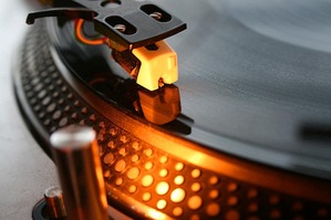 vinyl-dj-music-turntable-audio-sound-retro-party-disco