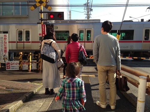 ��ϩ���ˤơ��ҤȤ�Ω��