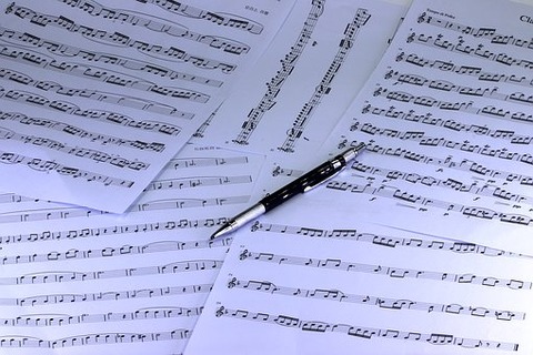 music-3943322__340