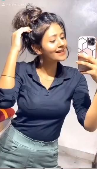 Anjali Arora with iphone