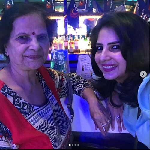 Sakshi Joshi with her mother