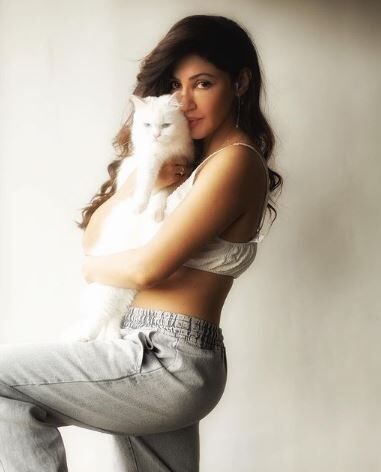 Reyhna Pandit with her pet cat