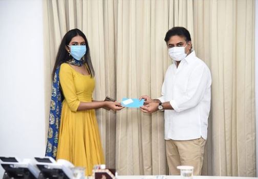 Shivani Rajasekhar donated Rs 1 Lakhs for Corona crisis