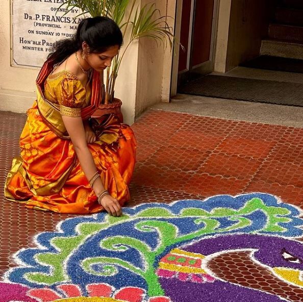 Tejaswini Vivek makes rangoli .