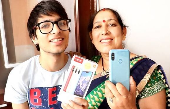 Sourav Joshi gifted a phone to her mother