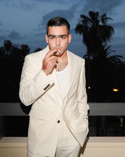 Omar Ayuso smokes occassionally