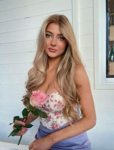 Victoria Rozmajzl bio