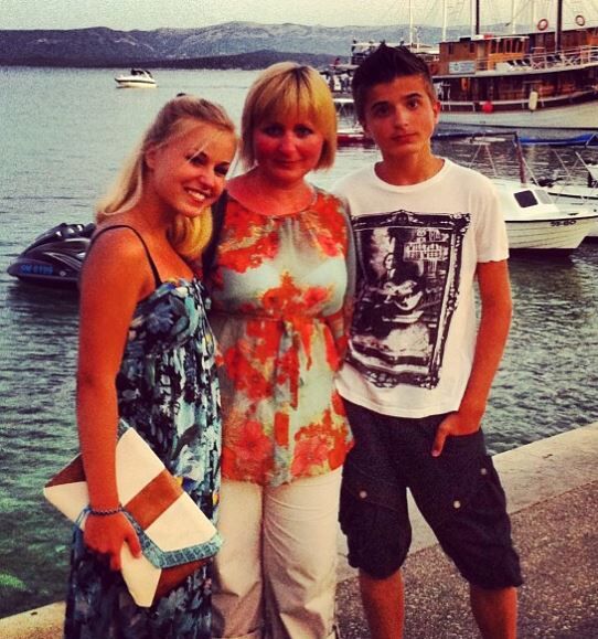 Nikita Kuzmin old image with his mother and sister