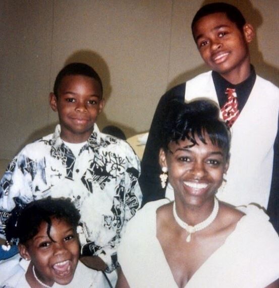 Mia Jaye old image with her mom and siblings