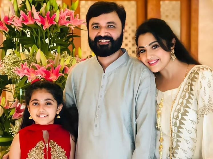 Vidyasagar with his wife and daughter