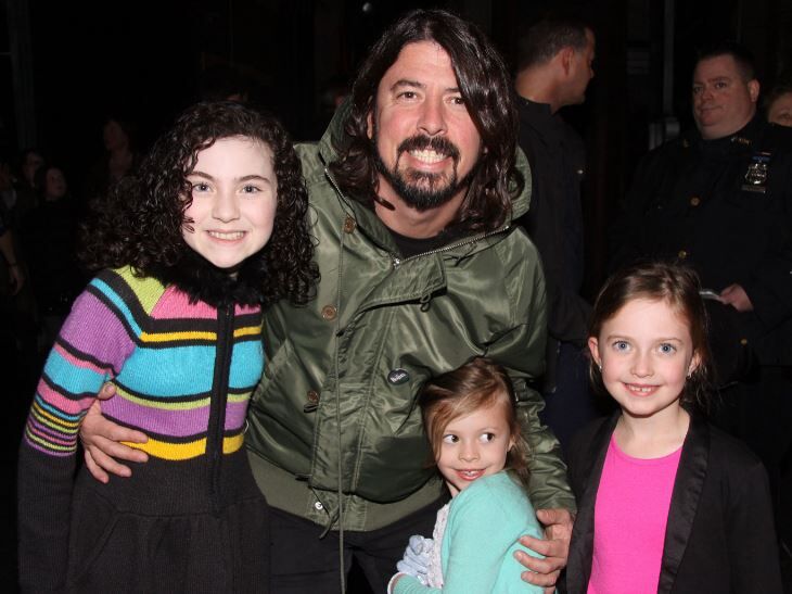 Violet Grohl`s sisters and dad with actress Lilla Crawford