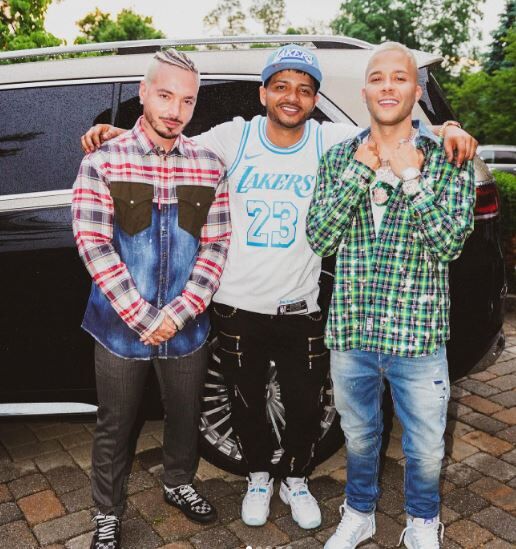 Flow La Movie with singers