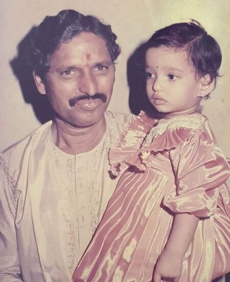 Priya Bapat with her father durign her childhood days
