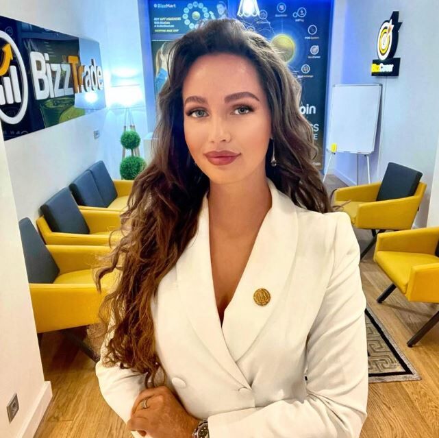Lenna works in Bizz Trade