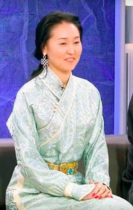 Erdenetuya Batsukh Biography, Wikipedia (Early Life & Education)