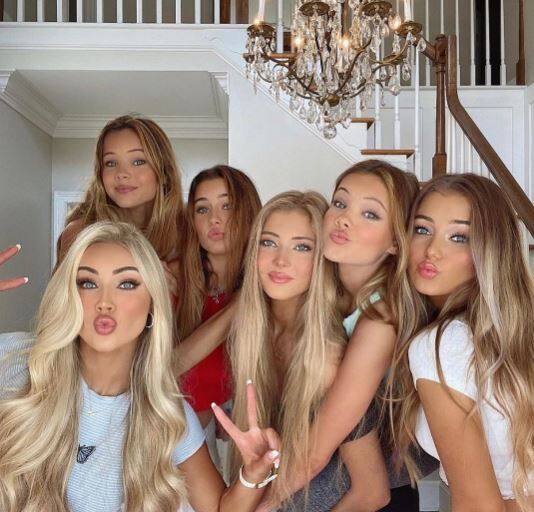 Victoria Rozmajzl with her sisters