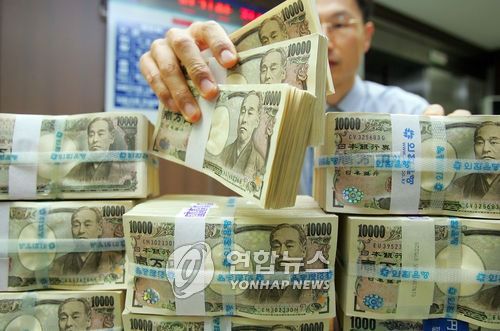 <사진>원-엔화 환율 9년 2개월만에 최저 기록
 엔화에 대한 원화의 환율이 9년 2개월만에 최저를 기록한 14일 오후 서울 을지로 외환은행 본점 외환출납부서 직원이 환율 상황판 앞에서 엔화를 정리하고 있다. 이날 서울 외환시장에서 엔-원 환율은 100엔당 783.20원으로 하락하며 97년 10월27일 771.40원 이후 9년2개월만에 최저치를 기록했다./황광모/경제/ 2006.12.14 (서울=연합뉴스)
 hkmpooh@yna.co.kr
