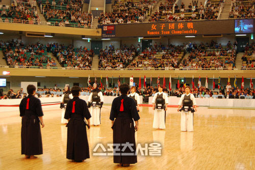 日本で行われた剣道世界選手権 汚い日本の不公正判定で男女とも団体戦