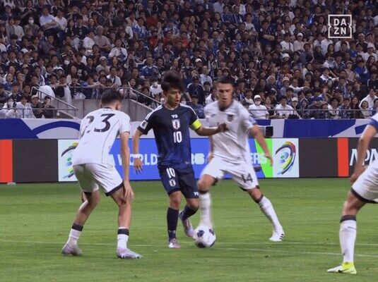 【写真・画像】「メンタル狂ってるやろ」鎌田大地、冷静すぎる“芸術的チップショット”で３点目！「笑うわこんなフェイント」「久保は良いとこ走ってるし佐野もよく通した」【インドネシア戦】　1枚目