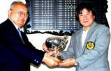 10・5 理事長杯 迫田理事長から授与される優勝の高砂さん(右)