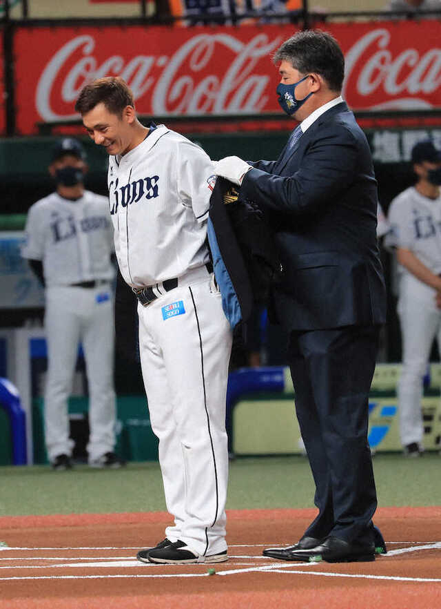 朗報 西武 栗山 長嶋茂雄さんからブレザーを貰う スポーツまにあちゃんねる 朗報 西武 栗山 長嶋茂雄さんからブレザーを貰う スポーツまにあちゃんねる