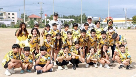 【阪神】秋山拓巳BA OB亀山努氏と沖縄県内の小学校で野球教室 「野球人口が減っていくことを抑えることに貢献すると思います