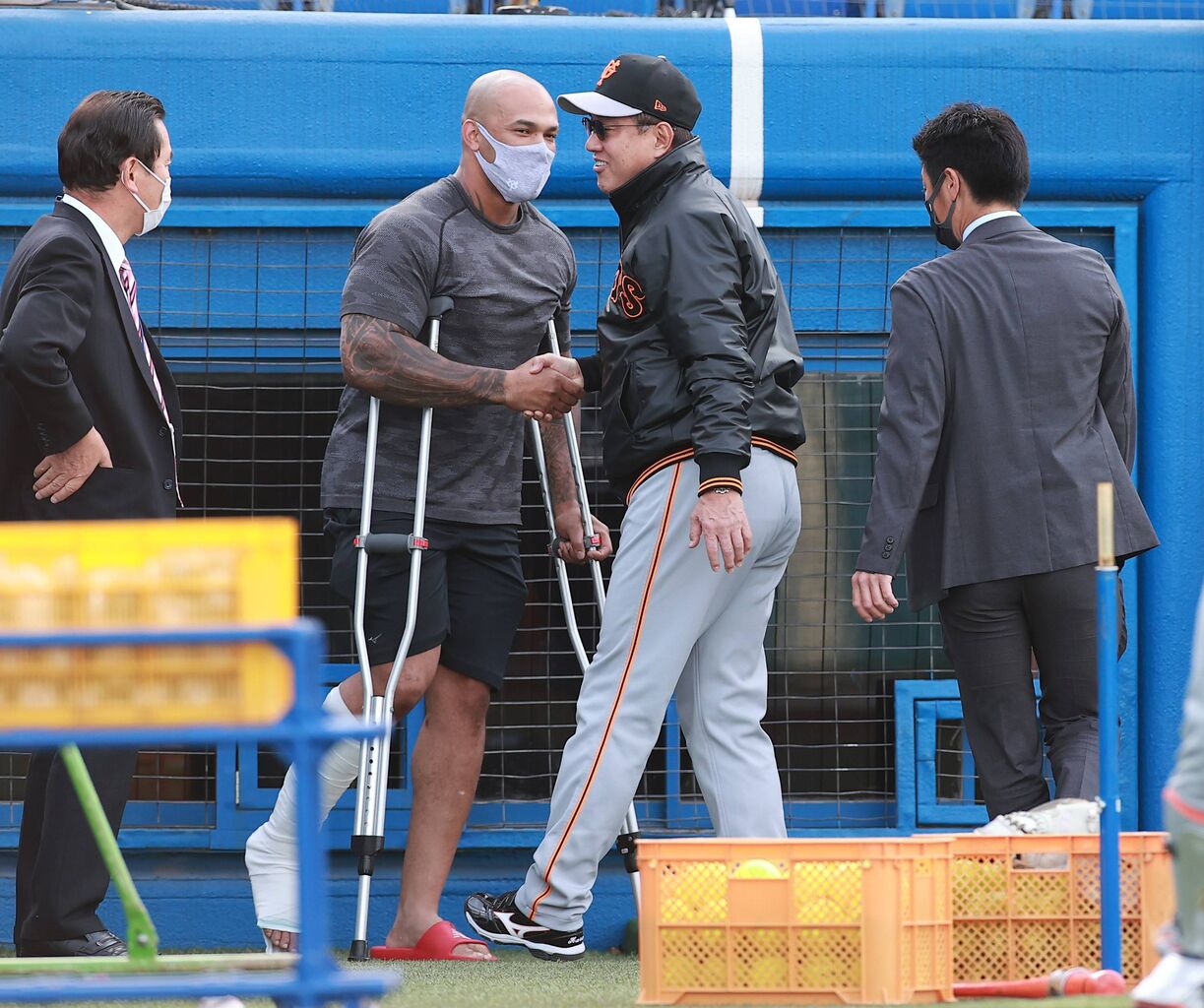 速報 テームズ 松葉杖姿で神宮球場に登場 やきう速報ちゃんねる