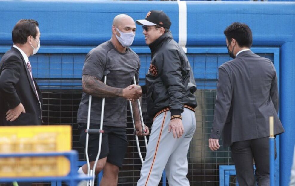 速報 テームズ 松葉杖姿で神宮球場に登場 やきう速報ちゃんねる