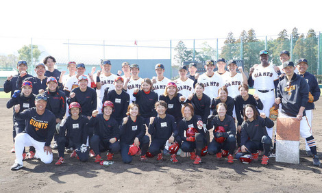 【悲報】巨人2軍、塁間を狭くしてソフトボール3連覇女子チームと合同練習w w w w w w w w w