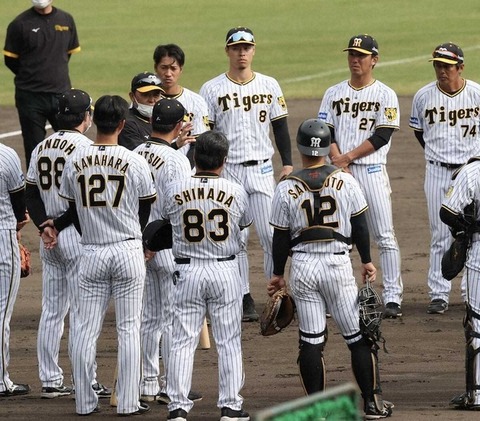 【阪神】岡田監督が守備練習でカミナリ！秋季キャンプでミス続き