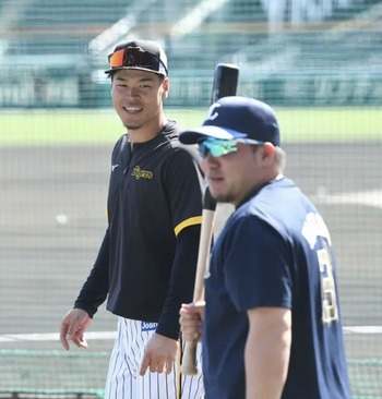 【朗報】佐藤輝明のバットを貰うww山川穂高「飾りたいからバットくれよ」