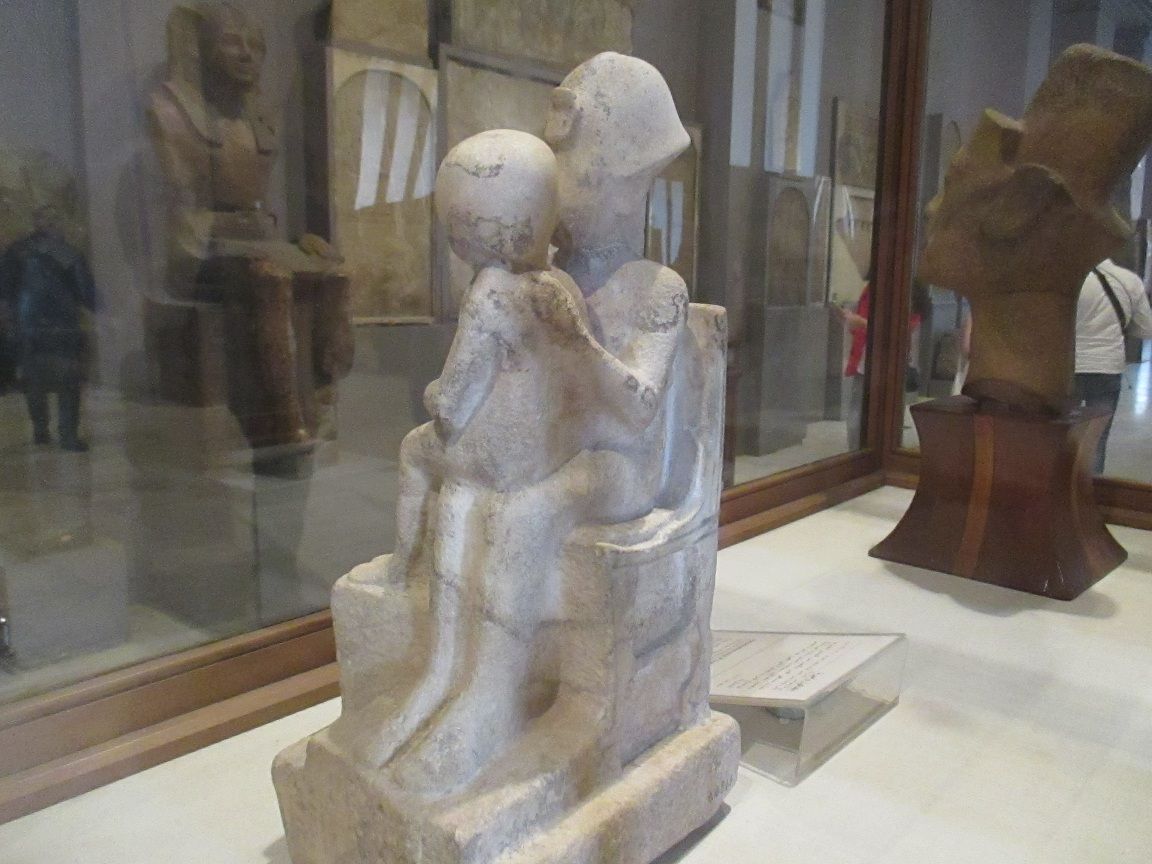 エジプト考古学博物館 アクエンアテンと王女の親子像 Sptツアーズのブログ