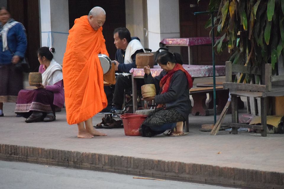 ルアンパバーン托鉢
