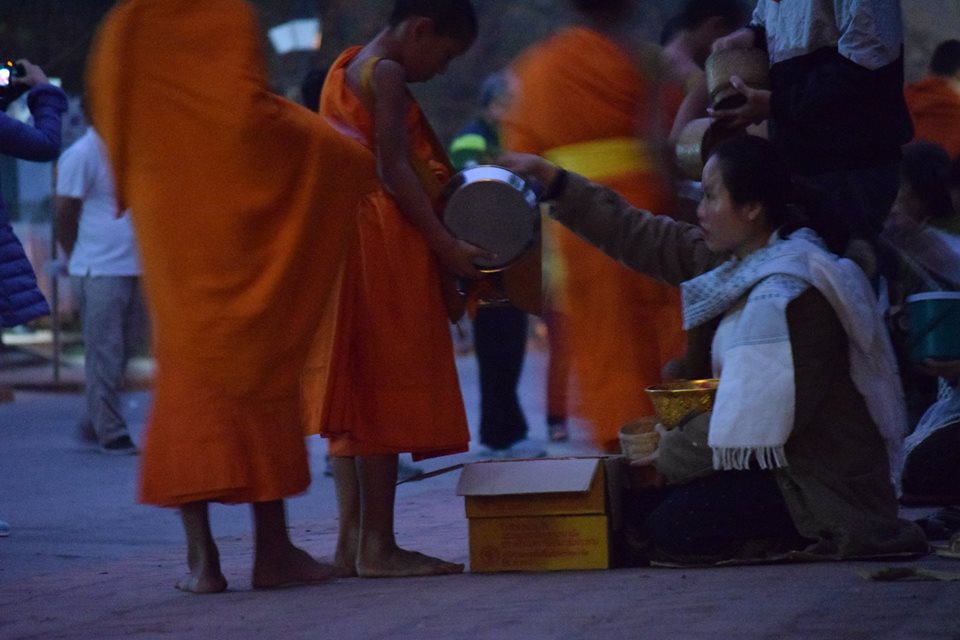 ルアンパバーン托鉢